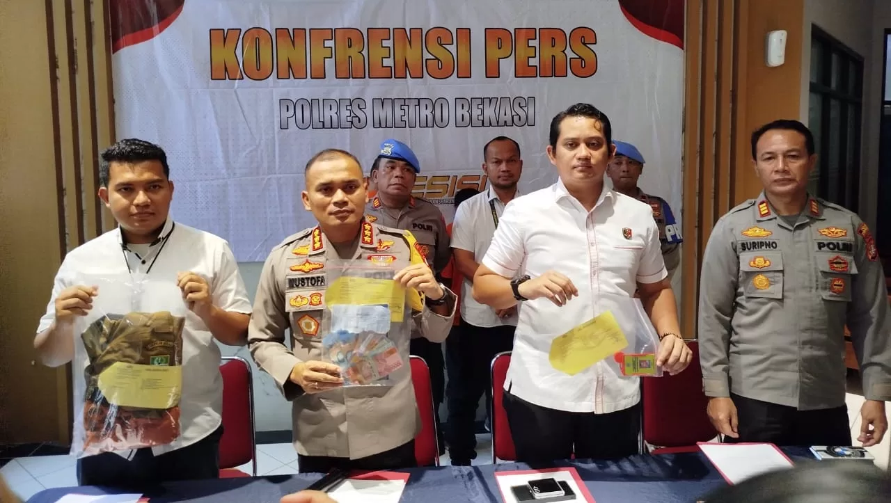Kapolres Metro Bekasi dan Kasat Reskrim saat menunjukkan Tersangka dan Barang bukti Aksi pemerasan atau pungutan liar ke pedagang Pasar Induk Cibitung, Bekasi, Jawa Barat. (Frm)
