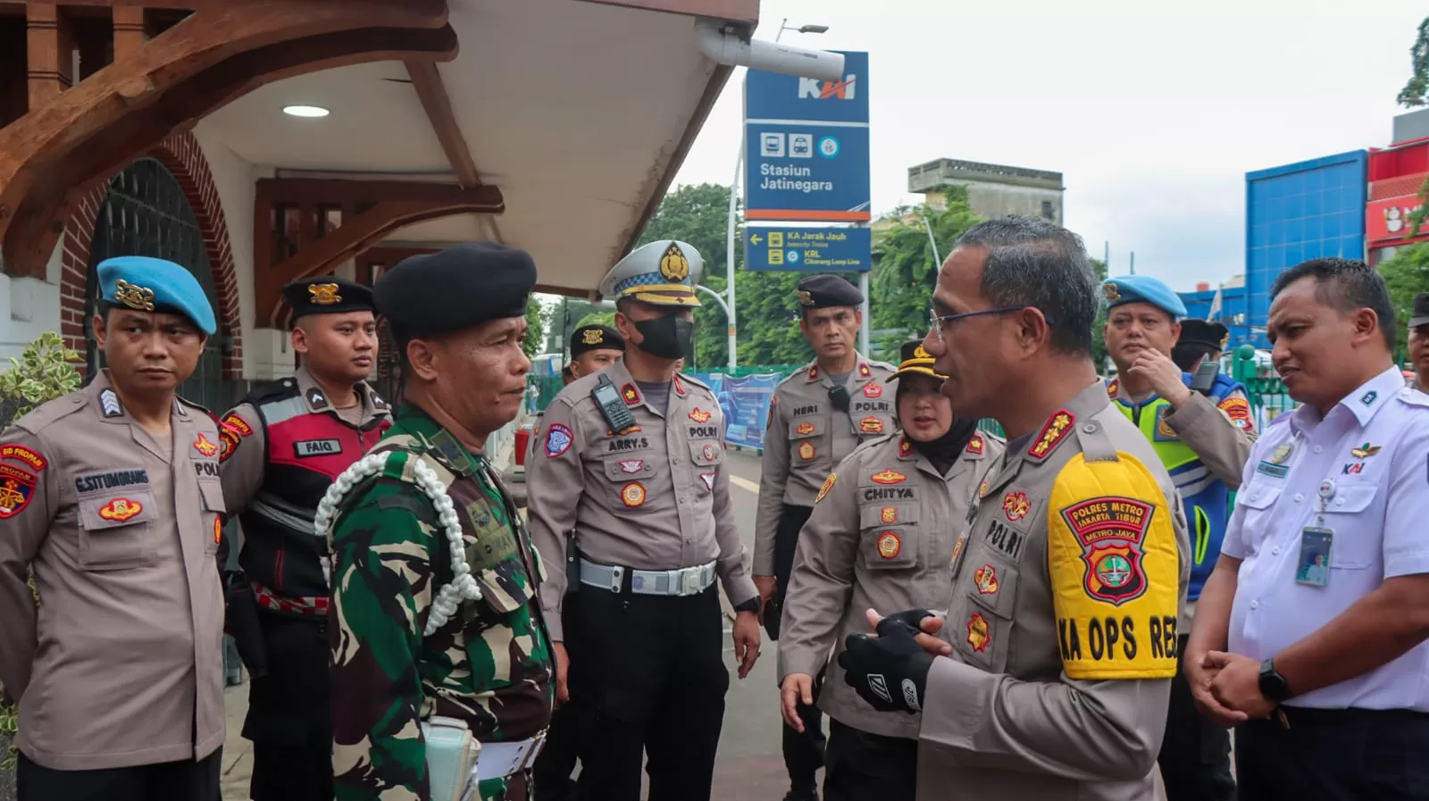 Kapolres Metro Jakarta Timur Tinjau Posyan Stasiun Jatinegara