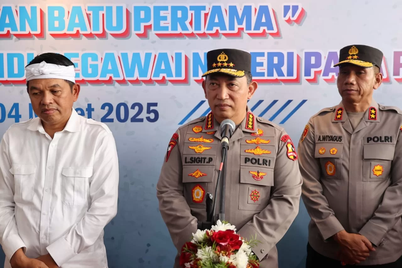 Kapolri dan Gubernur Jabar saat memberikan keterangan kepada media.