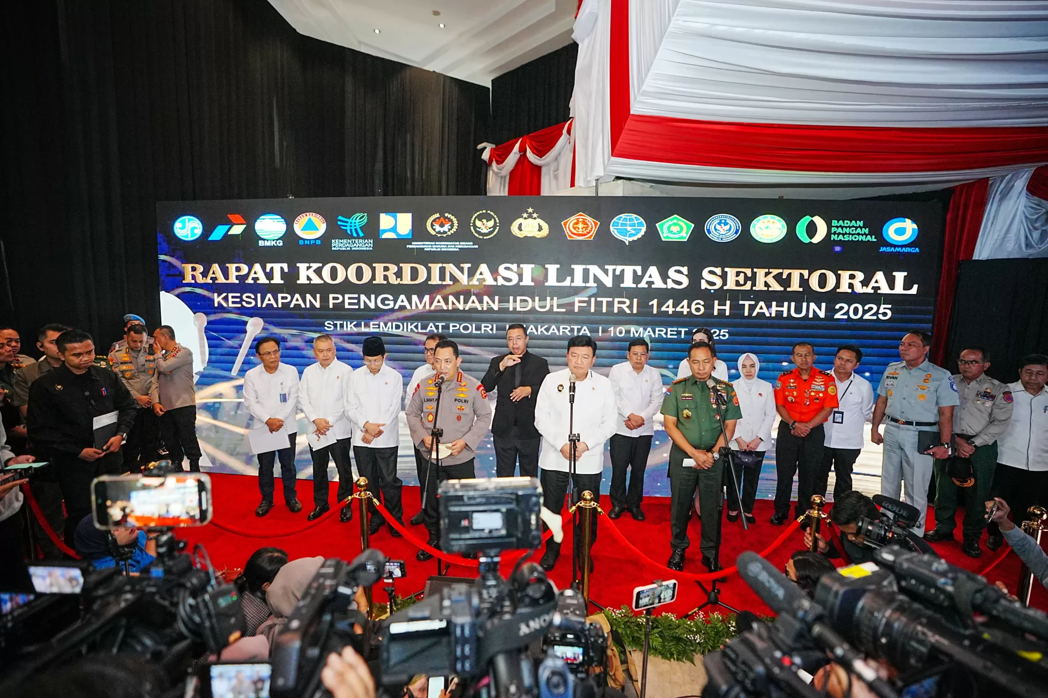 Kapolri saat memberikan keterangan kepada awak media.