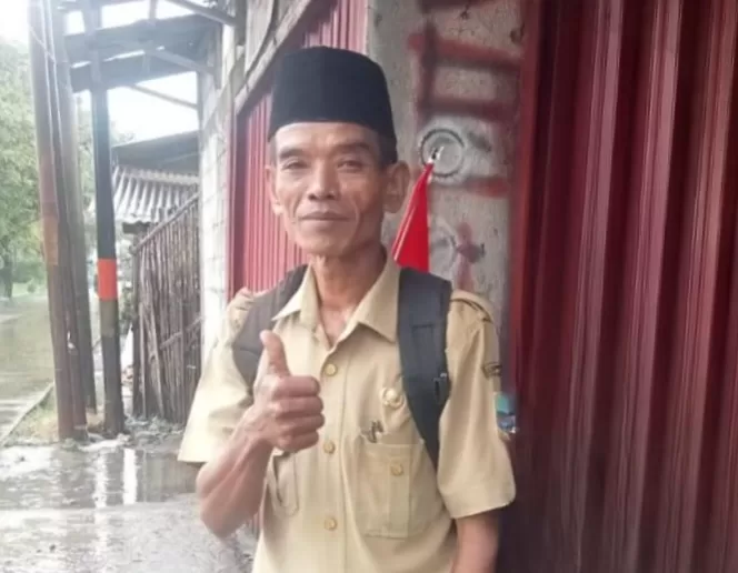 Karsin (49) Penjaga Sekolah SDN Sukamantri 02 Kecamatan Tambelang, tunaikan nazar jalan kaki dari Tambelang Ke Plaza Pemkab Bekasi Cikarang Pusat untuk mengikuti sumpah/janji jabatan PPPK Tahap 1. (Ist)