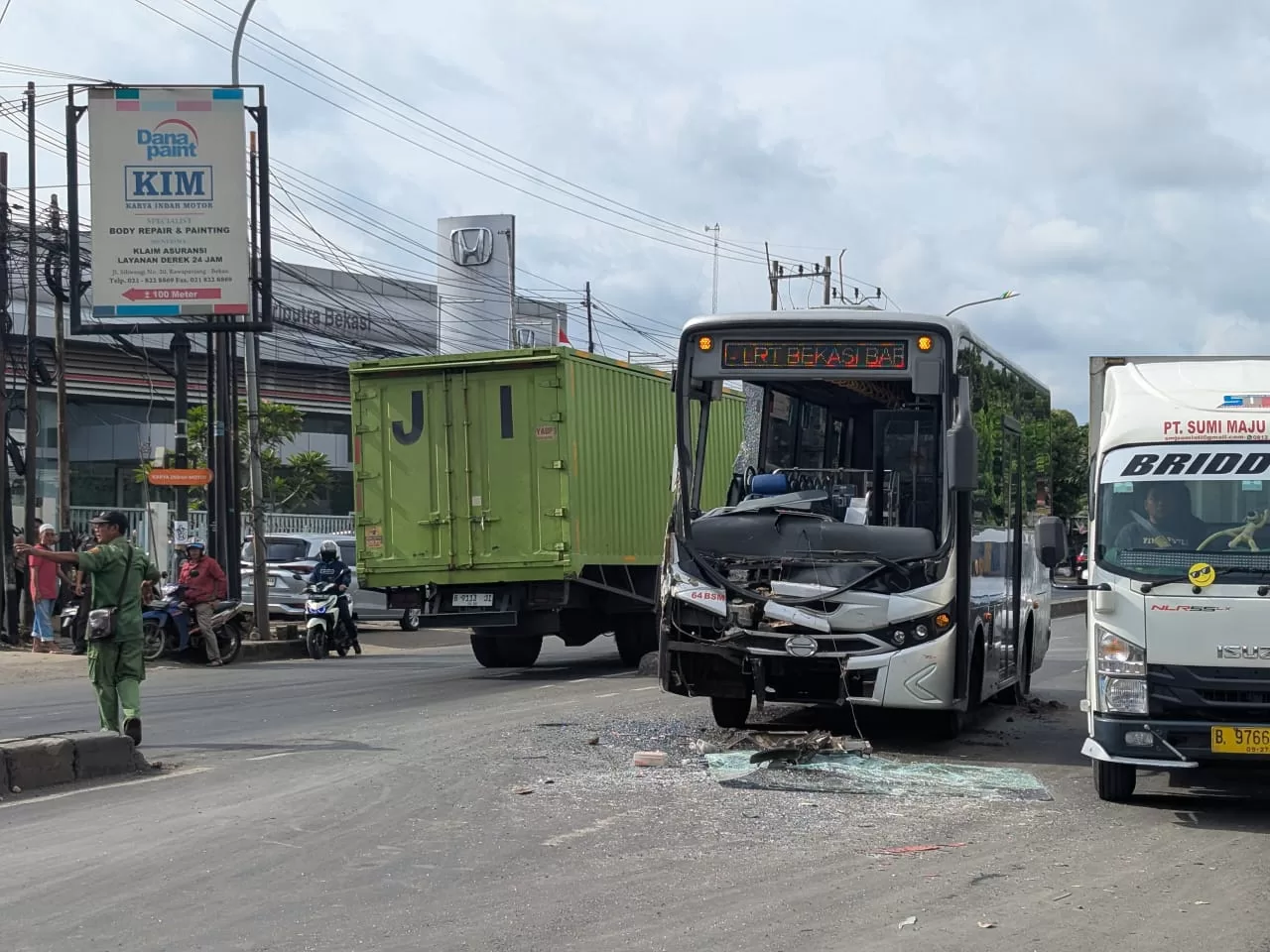 Kecalakaan Biskita Trans Patriot, Kota Bekasi vs Truk Tangki, 3 Penumpang terluka. (ist)