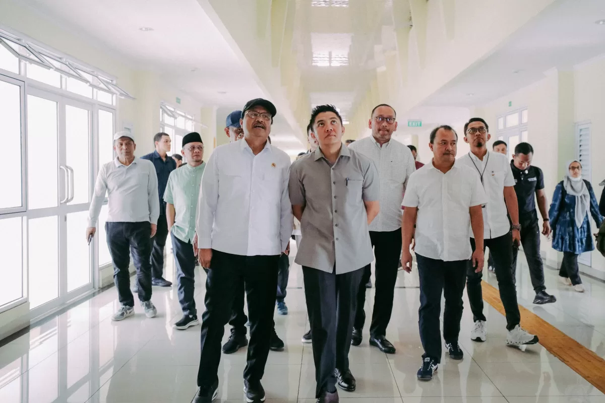 Kemensos dan Sekretaris Kabinet memantau persiapan Sekolah Rakyat di Bekasi