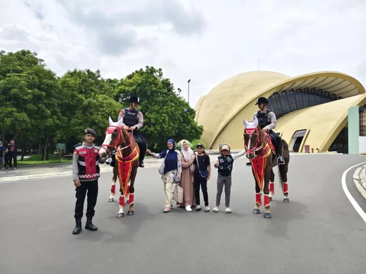 Warga meminta swafoto dengan petugas berkuda dari Polri. (Hms)