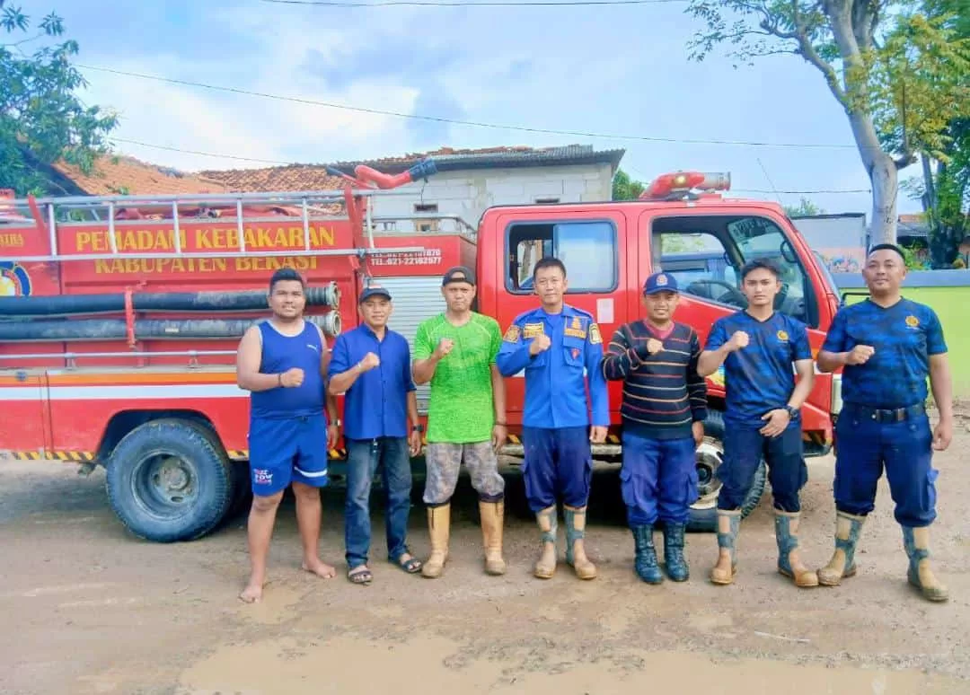 Ketua Bulug (paling kiri) saat berfoto bersama Tim Damkar
