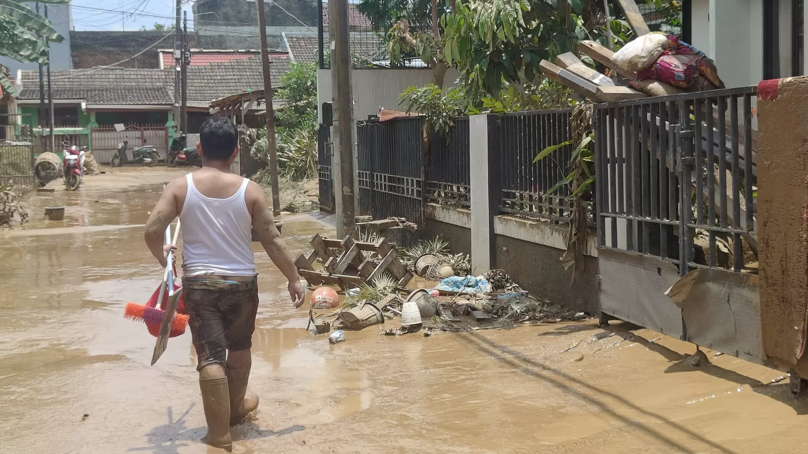 Suasana terkini pasca banjir di Kompleks Perumahan Villa Jatirasa