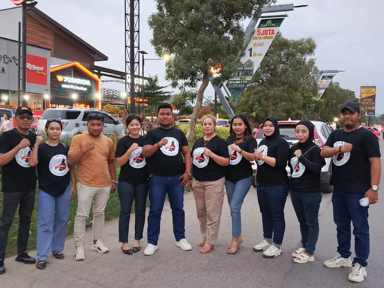 LPKSM Patroli Kota Bekasi Bagi-bagi Takjil.