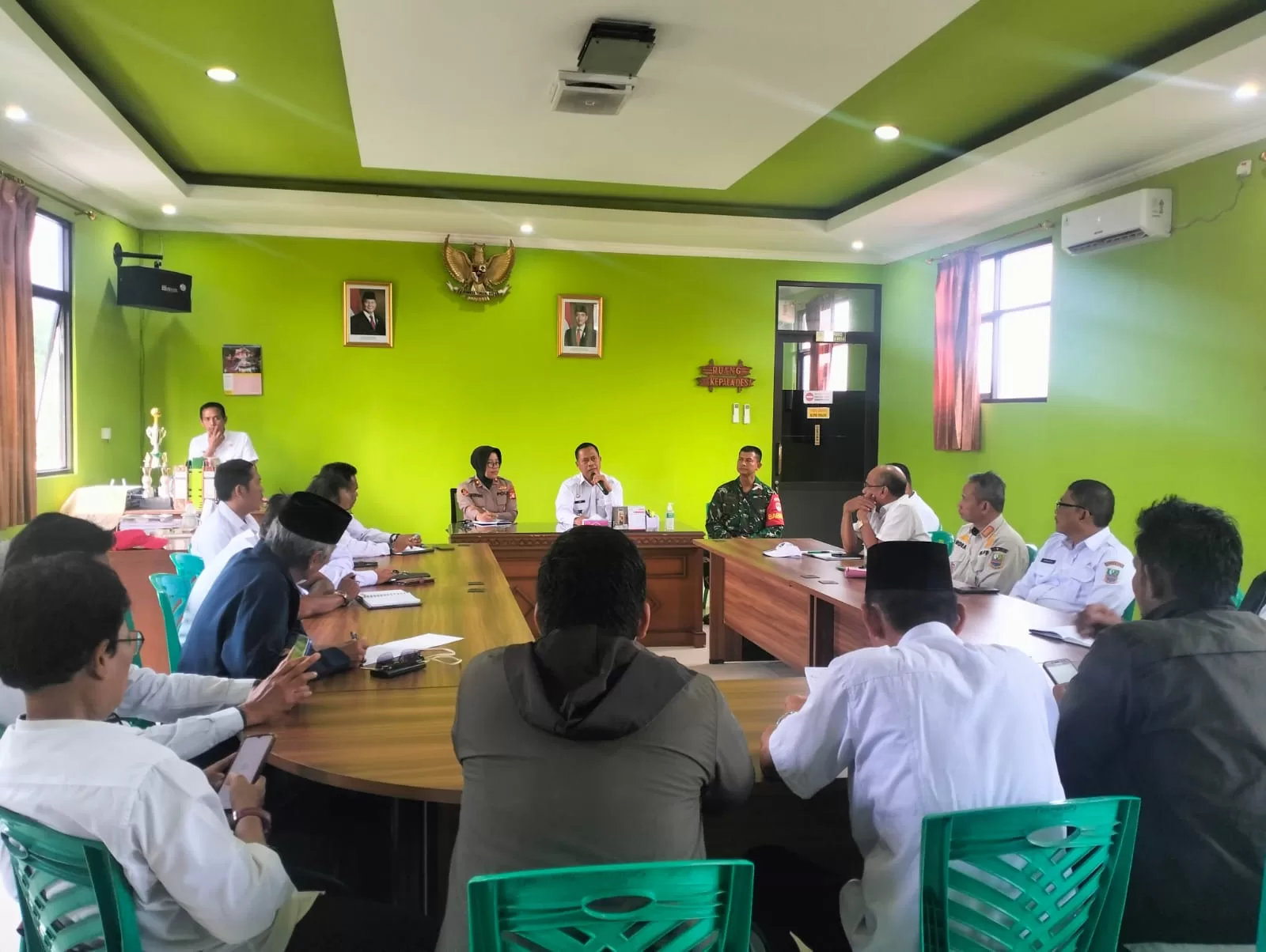 rapat minggon tingkat Kecamatan Tambun Selatan yang digelar di Aula Desa Mangunjaya, Rabu (12/3/2025).
