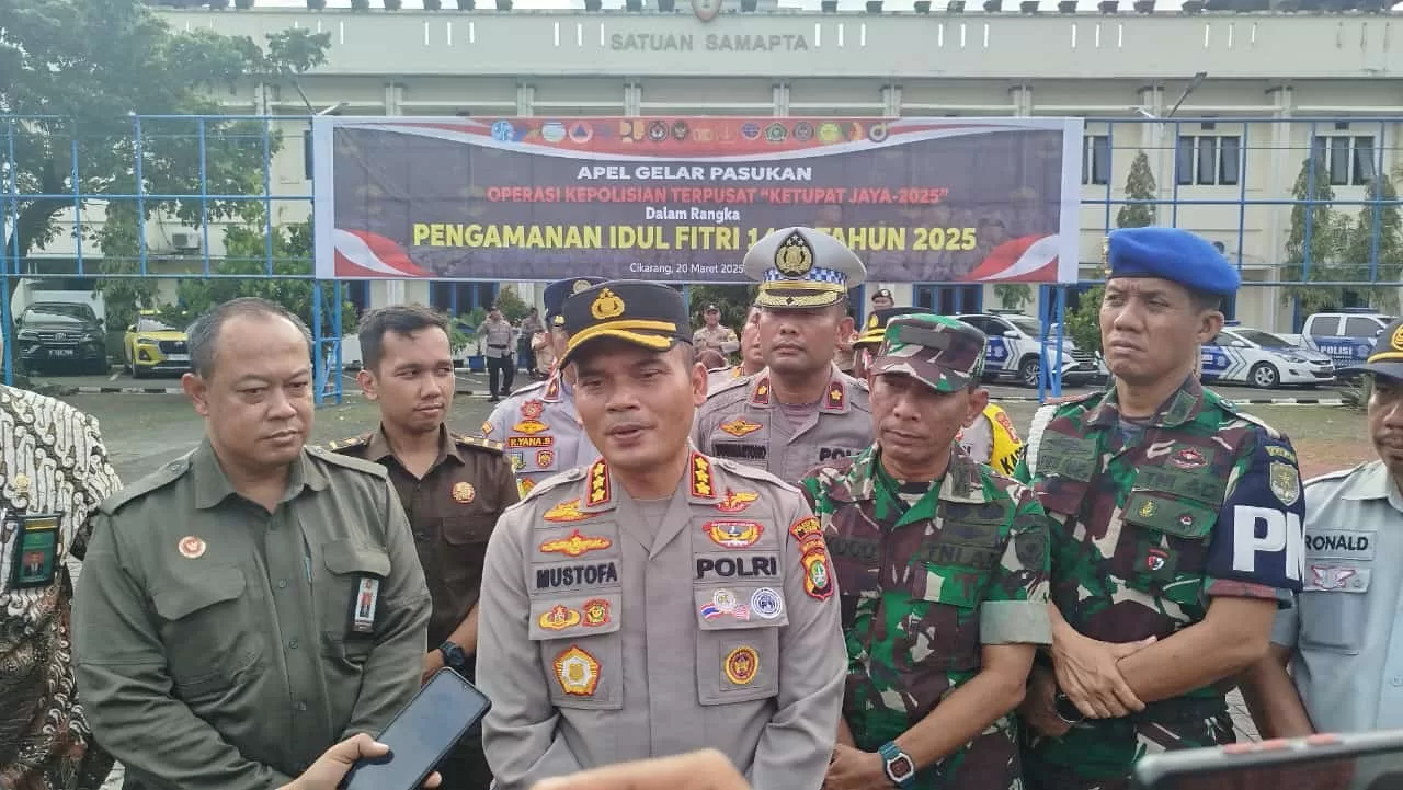 Kapolres Metro Bekasi bersama Forkopimda Kabupaten Bekasi saat memberikan keterangan kepada awak media. (Hms)