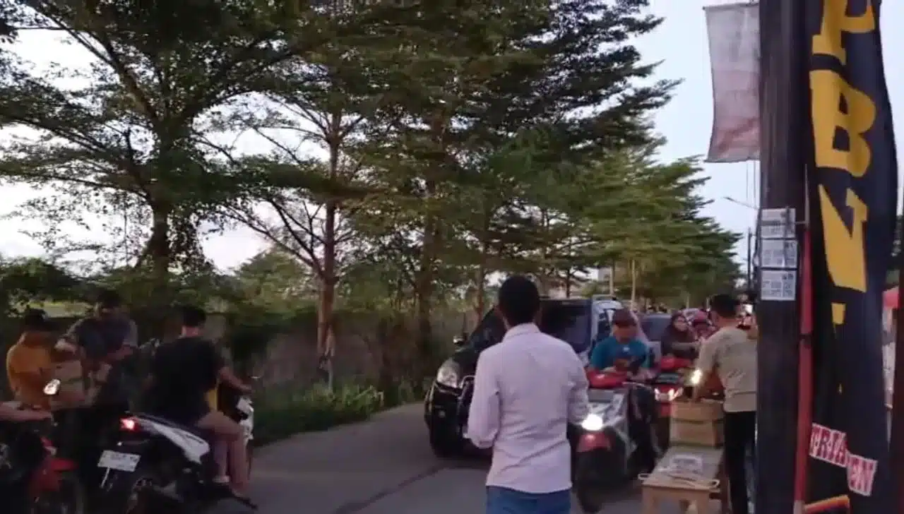 PPBNI Satria Banten DPAC Tambun Utara Berbagi Takjil di Jalan Jejalen Raya, Tambun Utara, Kabupaten Bekasi. (Dok. PPBNI Satria Banten DPAC Tambun Utara)