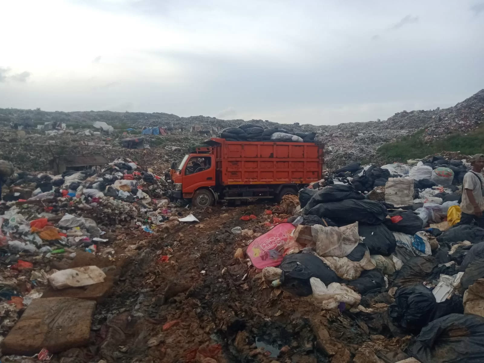 PT Samhana Transporter diduga buang sampah dititik ilegal dan diduga kangkangi aturan.