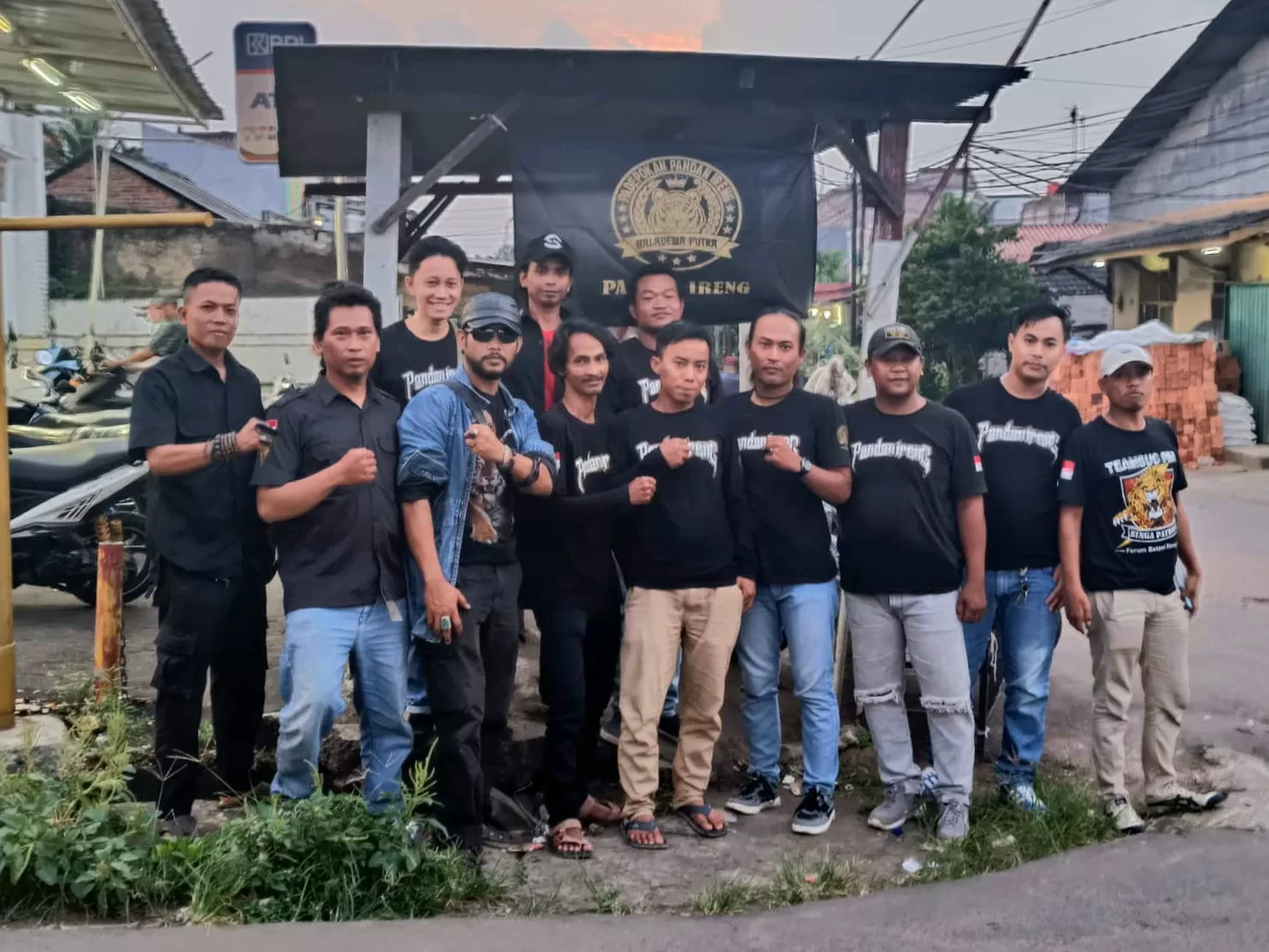 Padepokan Pandan Ireng berbagi takjil di Rawa lumbu Kota Bekasi