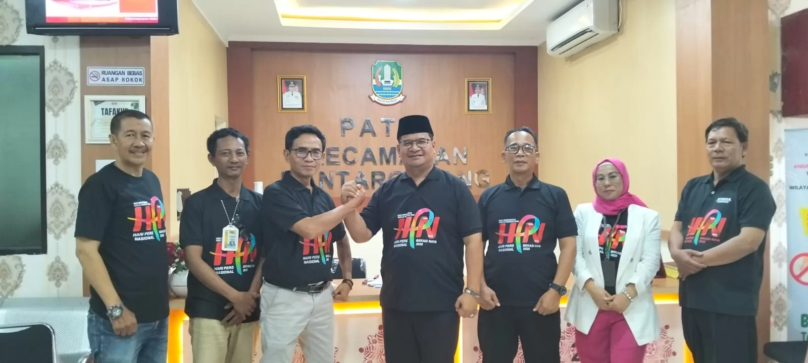 Panitian HPN Bekasi Raya 2025 saat berada di Kantor Camat Bantargebang. (Sry)