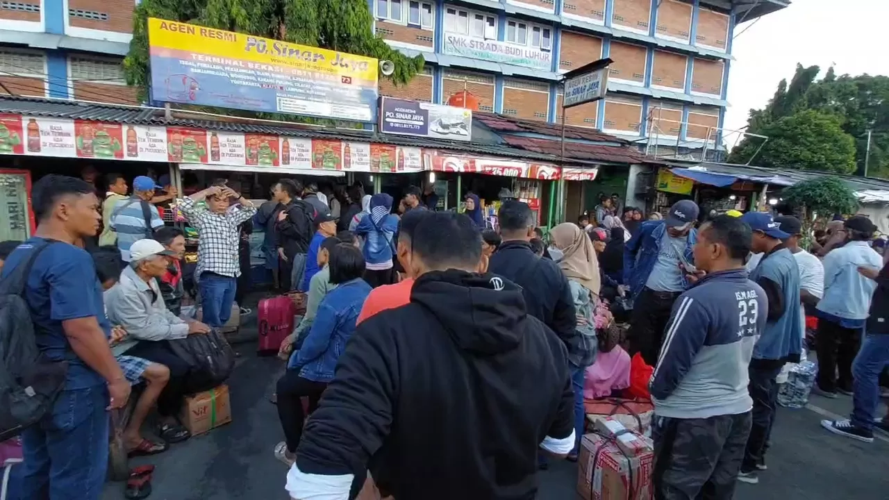 Para penumpang mudik lebaran 2025 memadati terminal Kota Bekasi