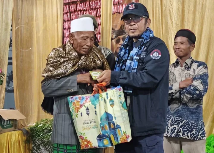 Penyerahan Paket Sembako secara simbolis