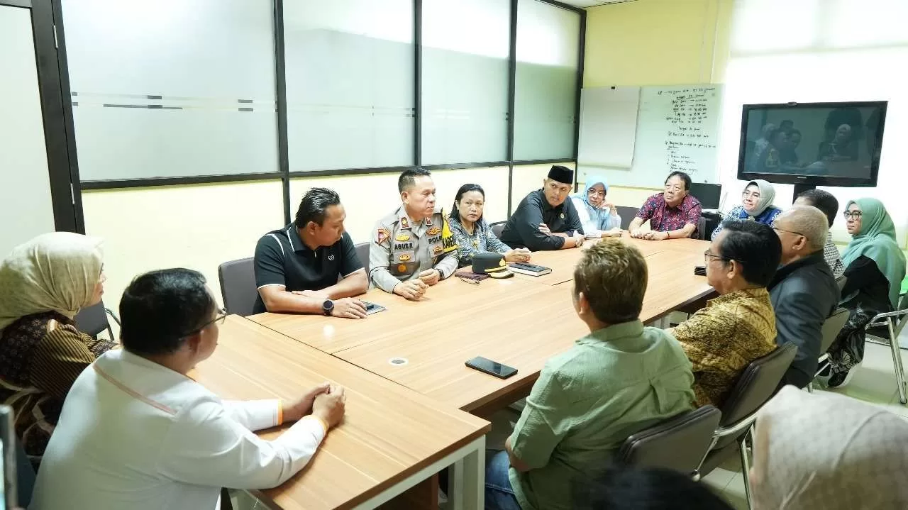 Pihak Polres Metro Bekasi Kota saat tengah berdiskusi dengan sejumlah anggota DPRD Kota Bekasi usai kejadian demonstrasi ricuh di gedung DPRD Kota Bekasi