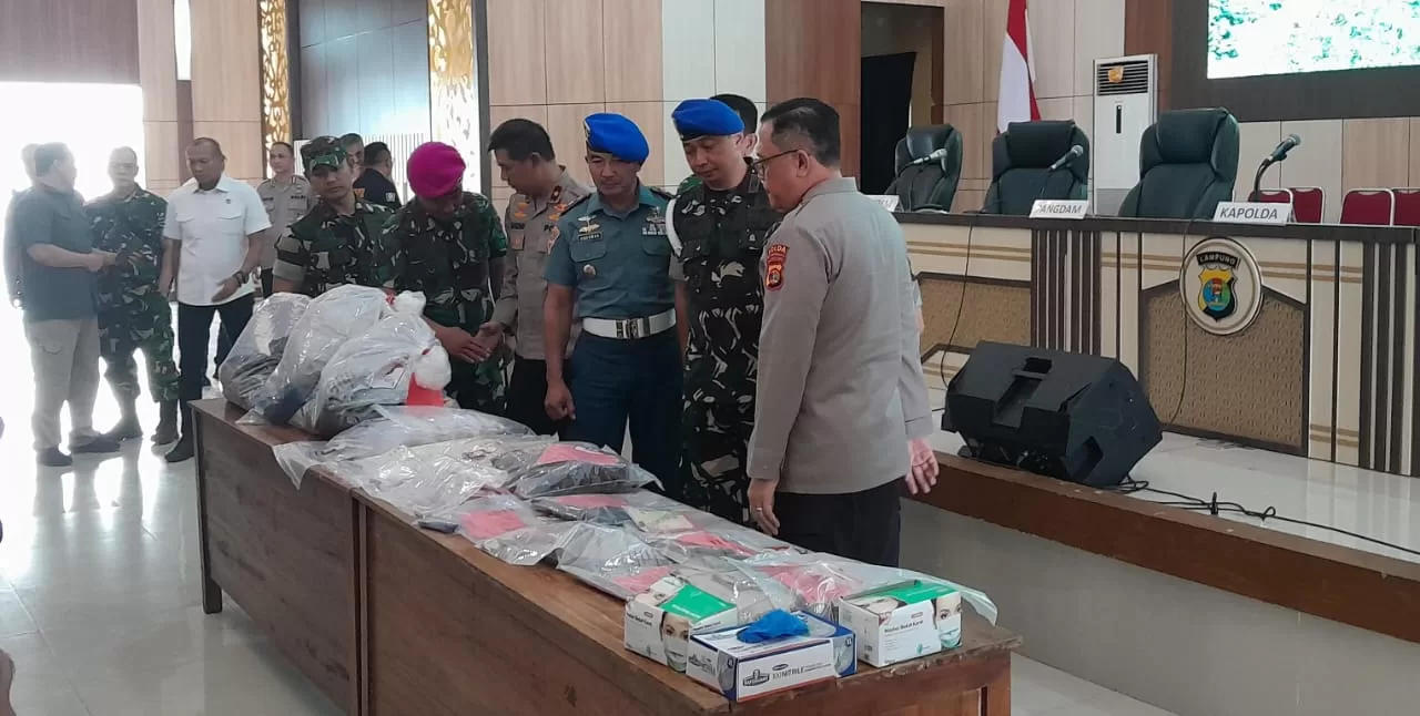 konferensi pers terkait insiden penembakan tiga anggota kepolisian di Way Kanan