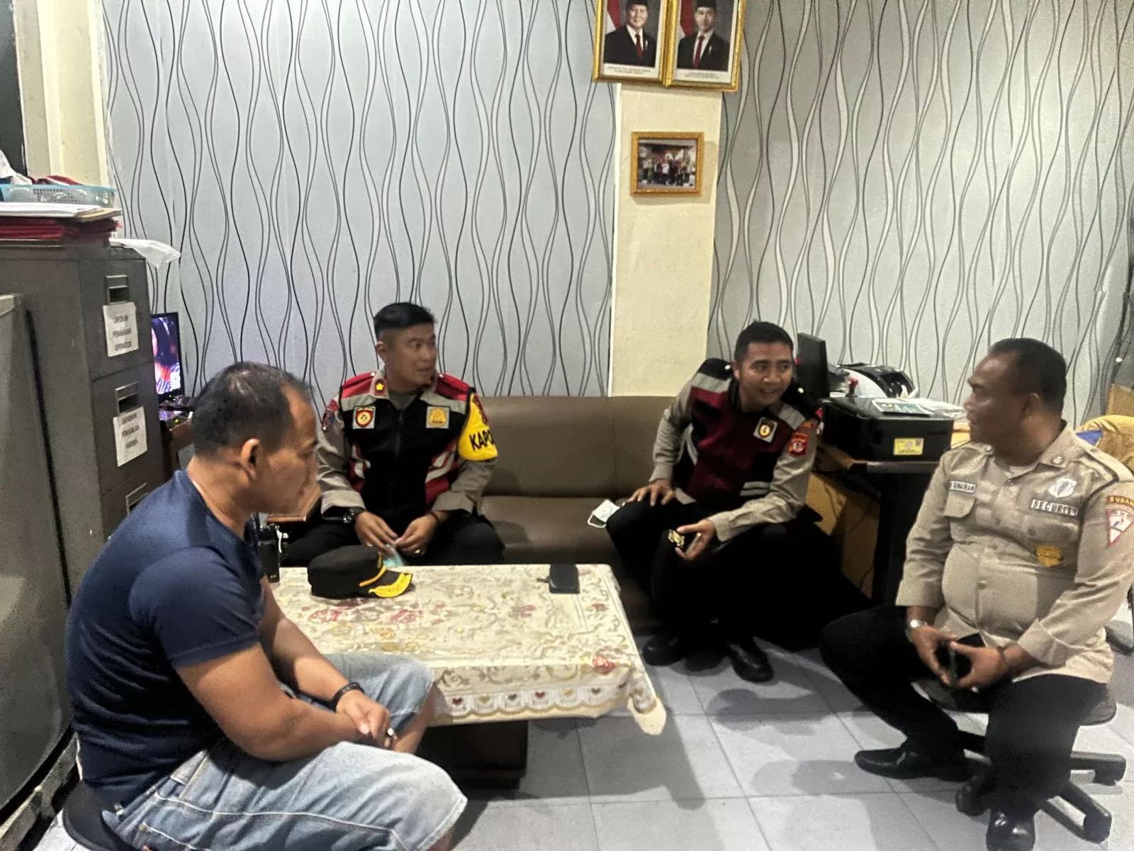 Kapolsek Patokbeusi saat berkomunikasi dengan petugas SPBU.
