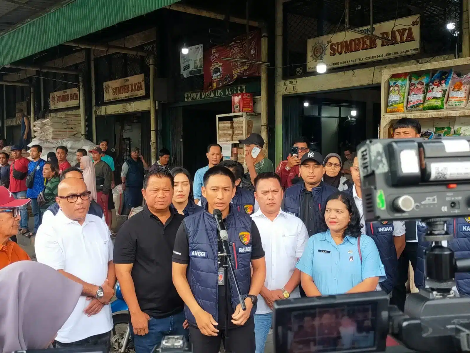 Kasubdit Industri dan Perdagangan (Indag) I Ditreskrimsus Polda Metro Jaya, AKBP Anggi Saputra Ibrahim, saat melakukan pengecekan harga beras di Pasar Induk Cipinang, Jakarta Timur. (ist)