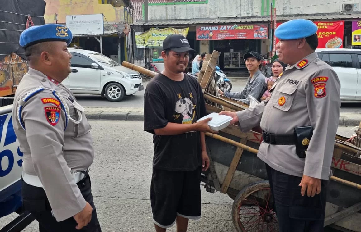 Kasi Propram Polres Metro Bekasi saat memberikan takjil.