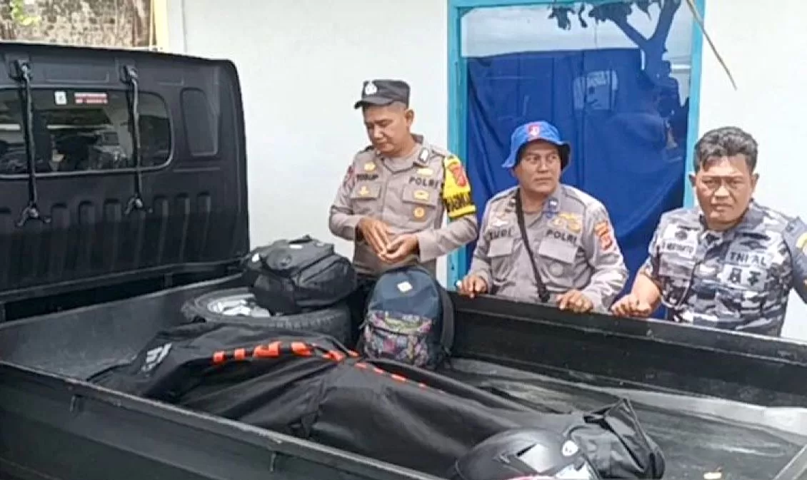 Tim SAR gabungan mengevakuasi jasad wisatawan asal Kabupaten Bekasi, Jawa Barat yang tenggelam di Pantai Ujunggenteng, Kecamatan Ciracap, Kabupaten Sukabumi, Jabar pada Sabtu (29/3/2025)