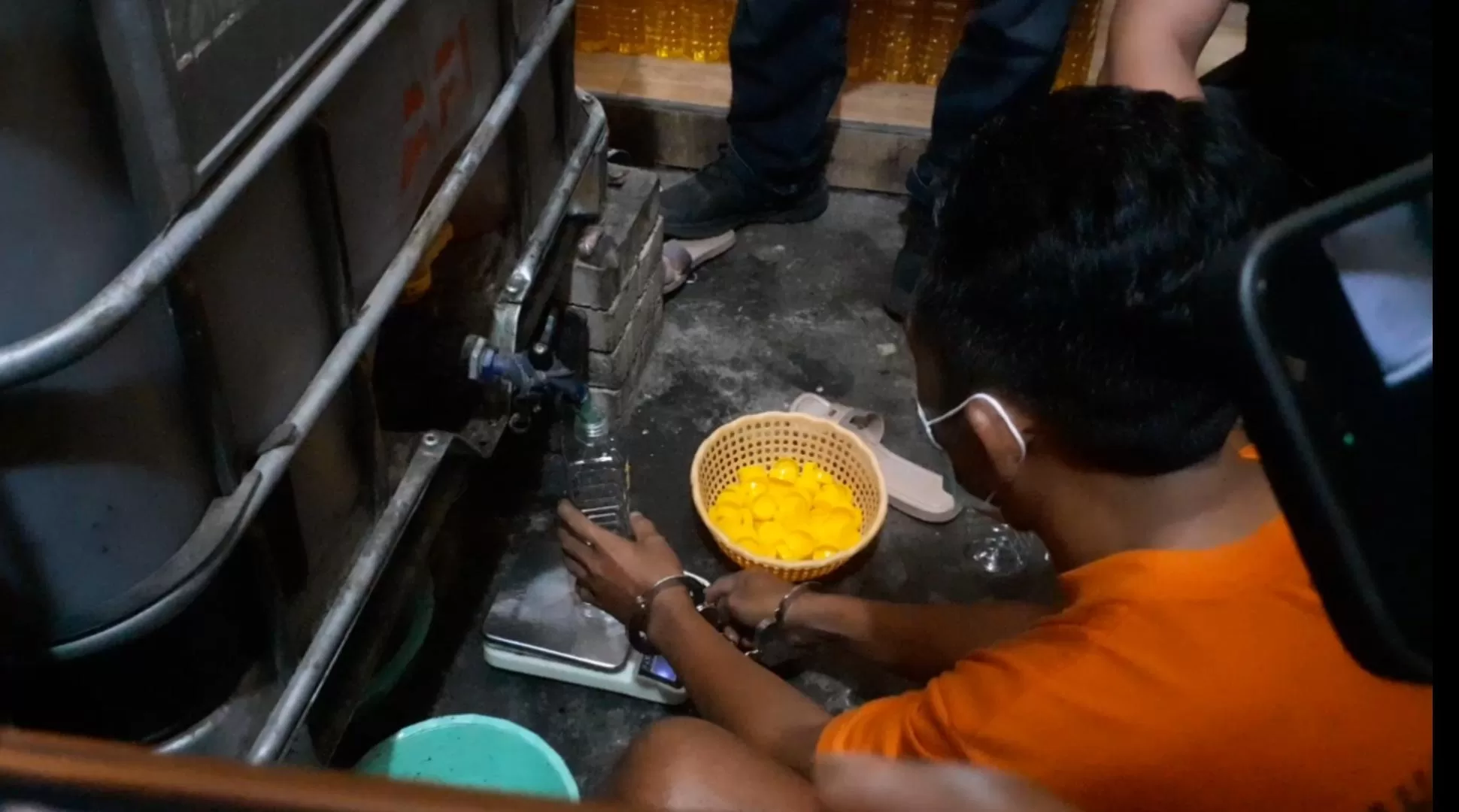 A-M saat mempratekkan cara isi minyak kemasan ke dalam botol dari tandon (BM)