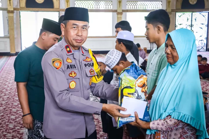 Wakapolres Kayong Utara saat memberikan santunan kepada kaum dhuafa