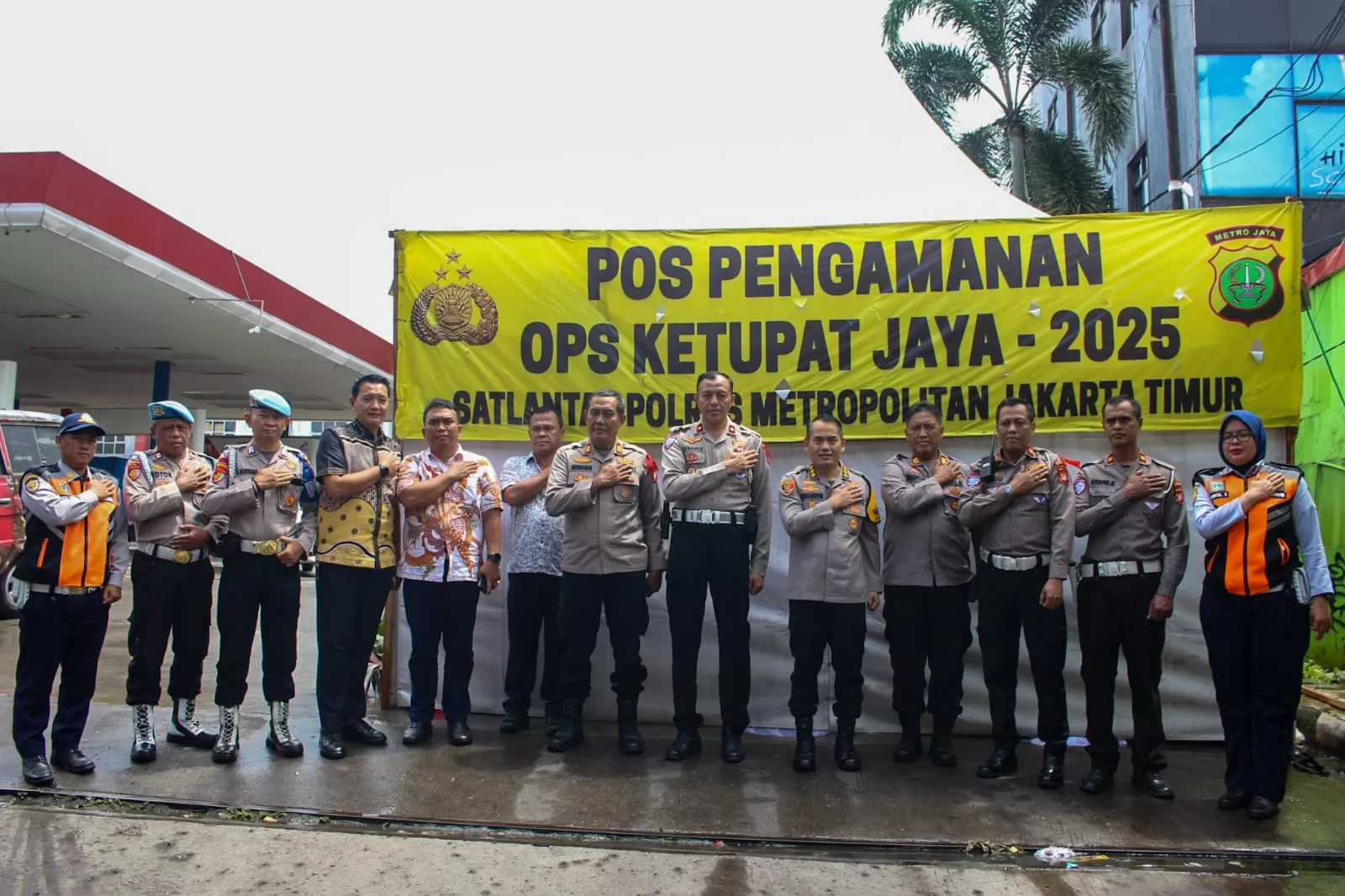 Wakapolres Metro Jakarta Timur Tinjau Pospam Mudik Lebaran 2025