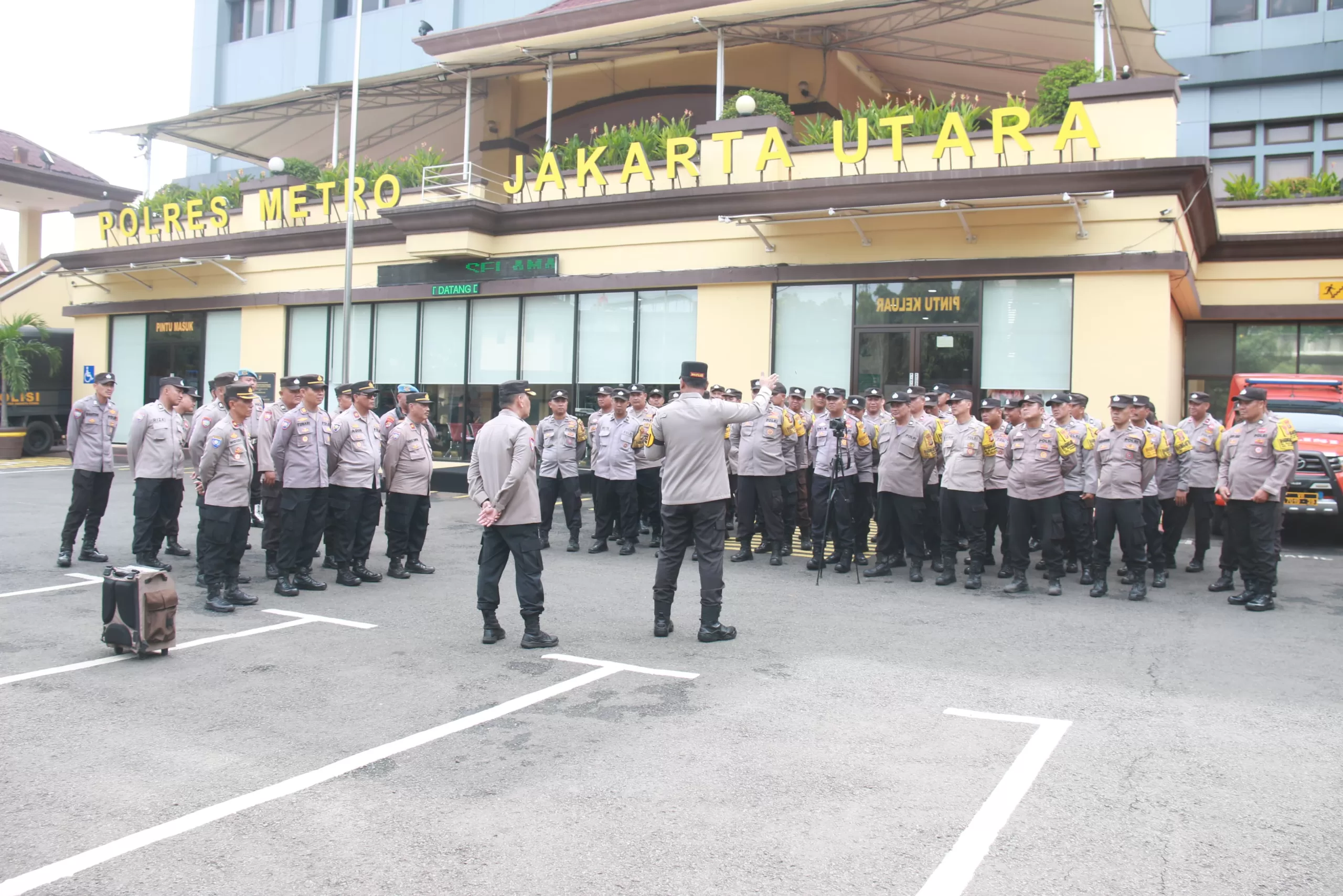 Wakapolres Metro Jakarta Utara saat menyampaikan arahannya. (hms)