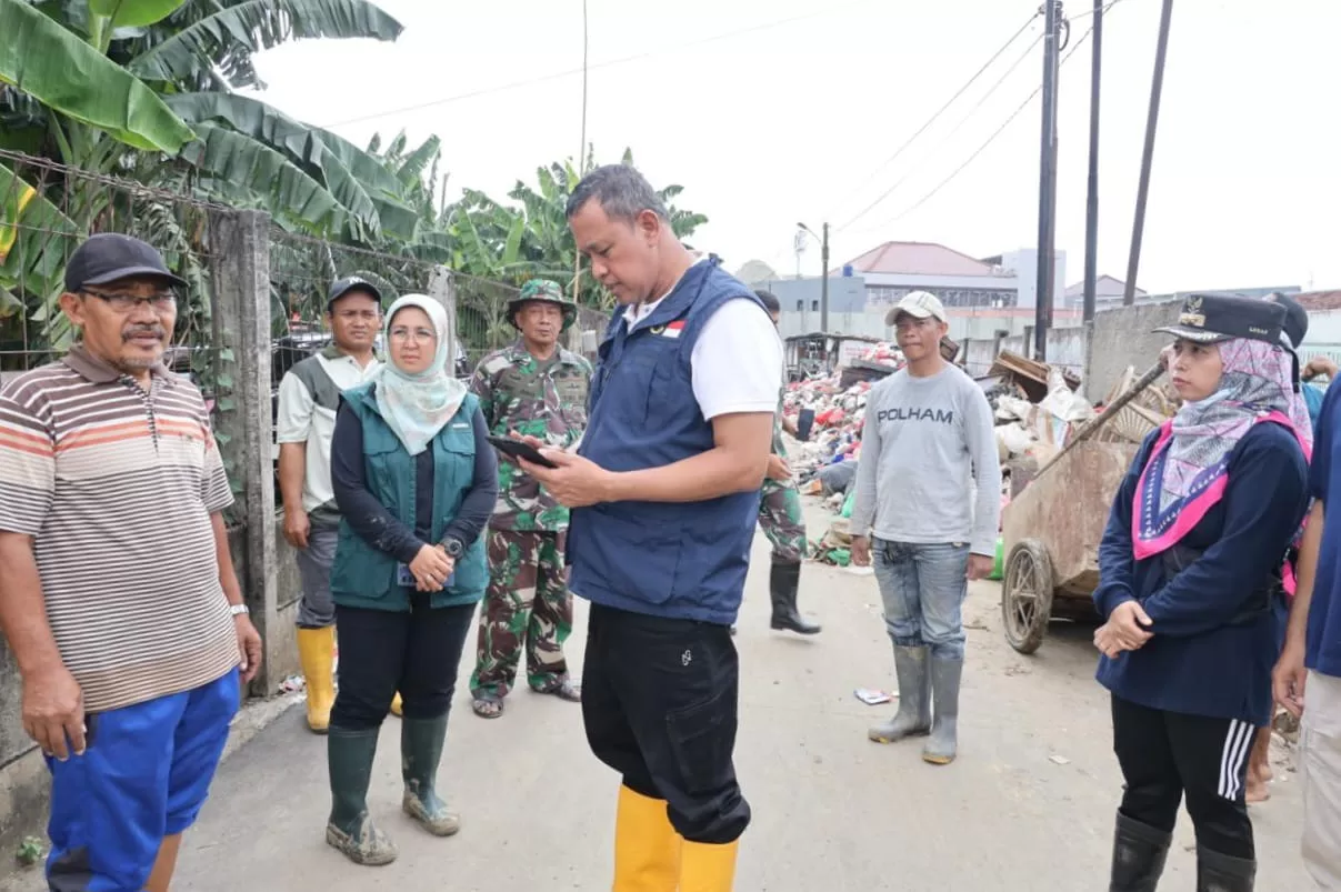 Wali Kota Bekasi Intruksikan DLH Segera Angkut Sampah Pasca Banjir.