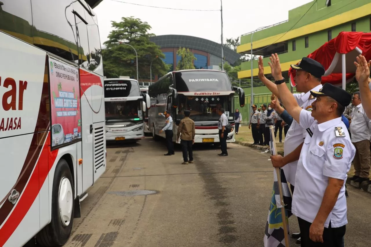 Wali Kota Bekasi dan Wakil Wali Kota Bekasi berangkatkan mudik gratis