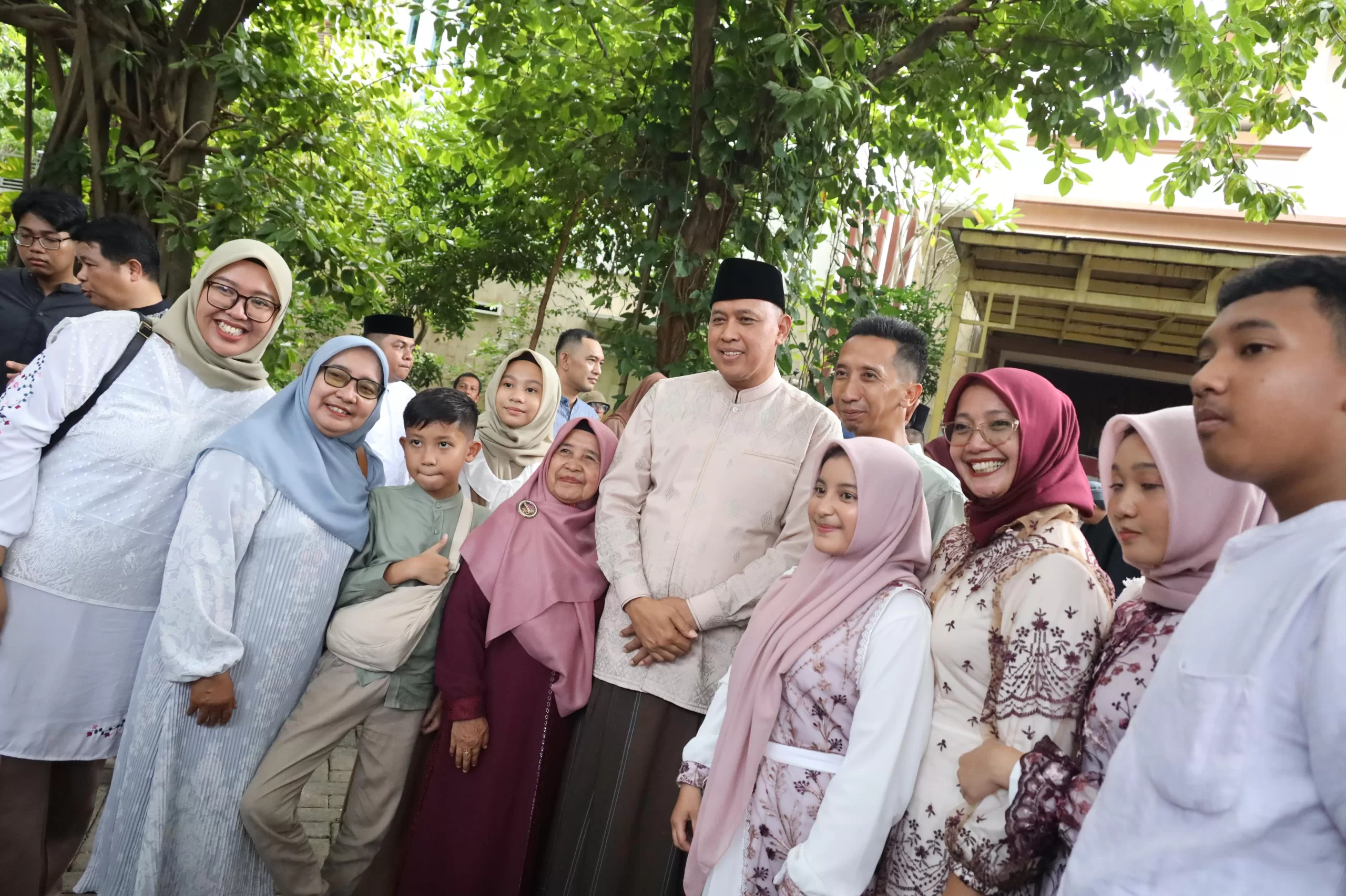 Wali Kota Bekasi foto bersama dengan warga yang berkunjung.