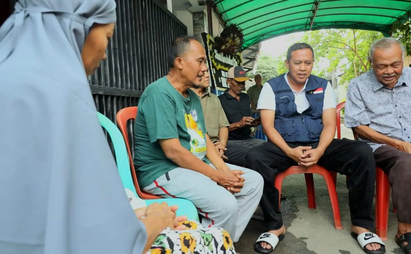 Wali Kota Bekasi saat mengunjungi rumah duka