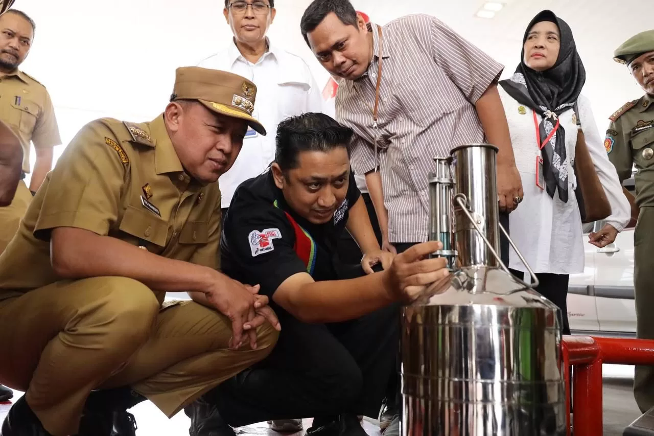 Tri Adhianto, Wali Kota Bekasi saat melakukan pengecekan akurasi takaran bahan bakar yang disalurkan kepada konsumen. (Hms)