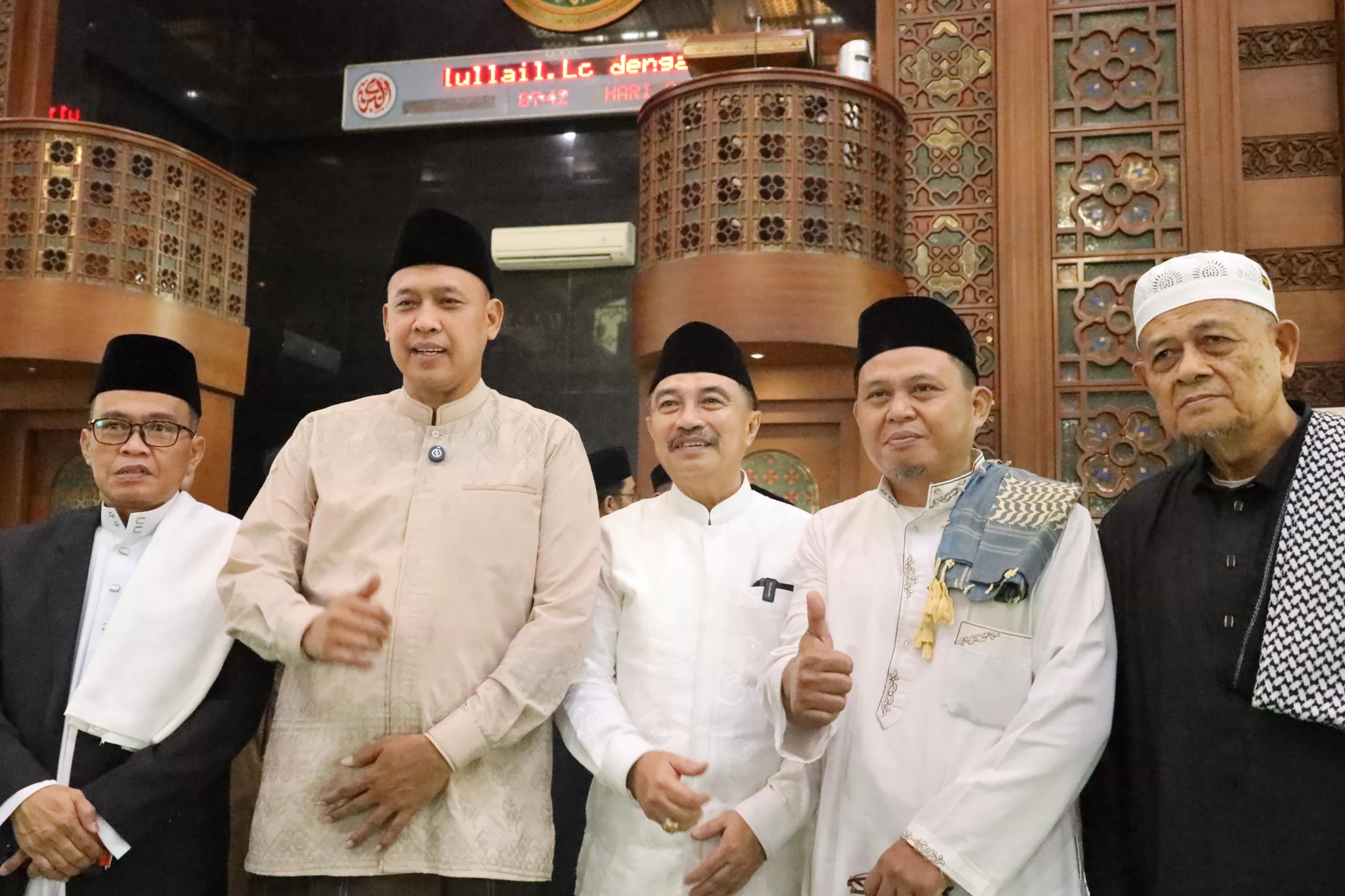 Wali Kota dan Wakil Wali Kota Bekasi, foto bersama usai melaksanakan sholat idul fitri