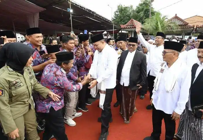 Pulang Retreat, Bupati Pasuruan sapa warga. (Bm)