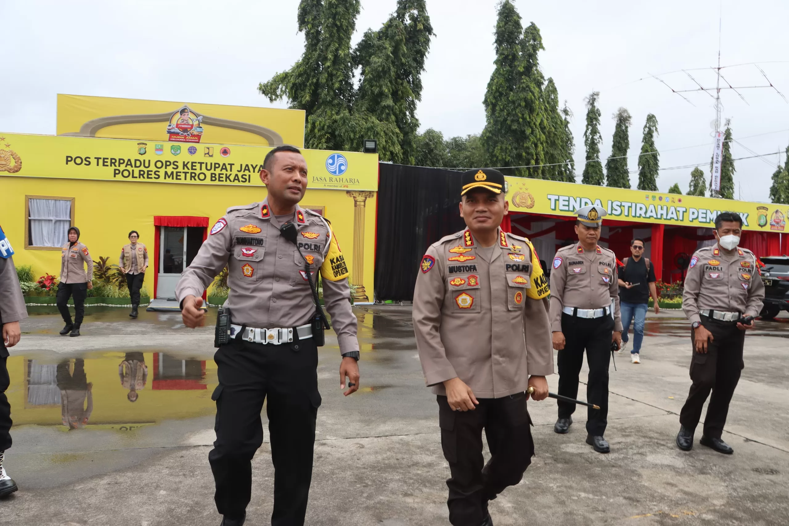 Kapolres Metro Bekasi saat meninjau pos pelayanan mudik. (Hms)