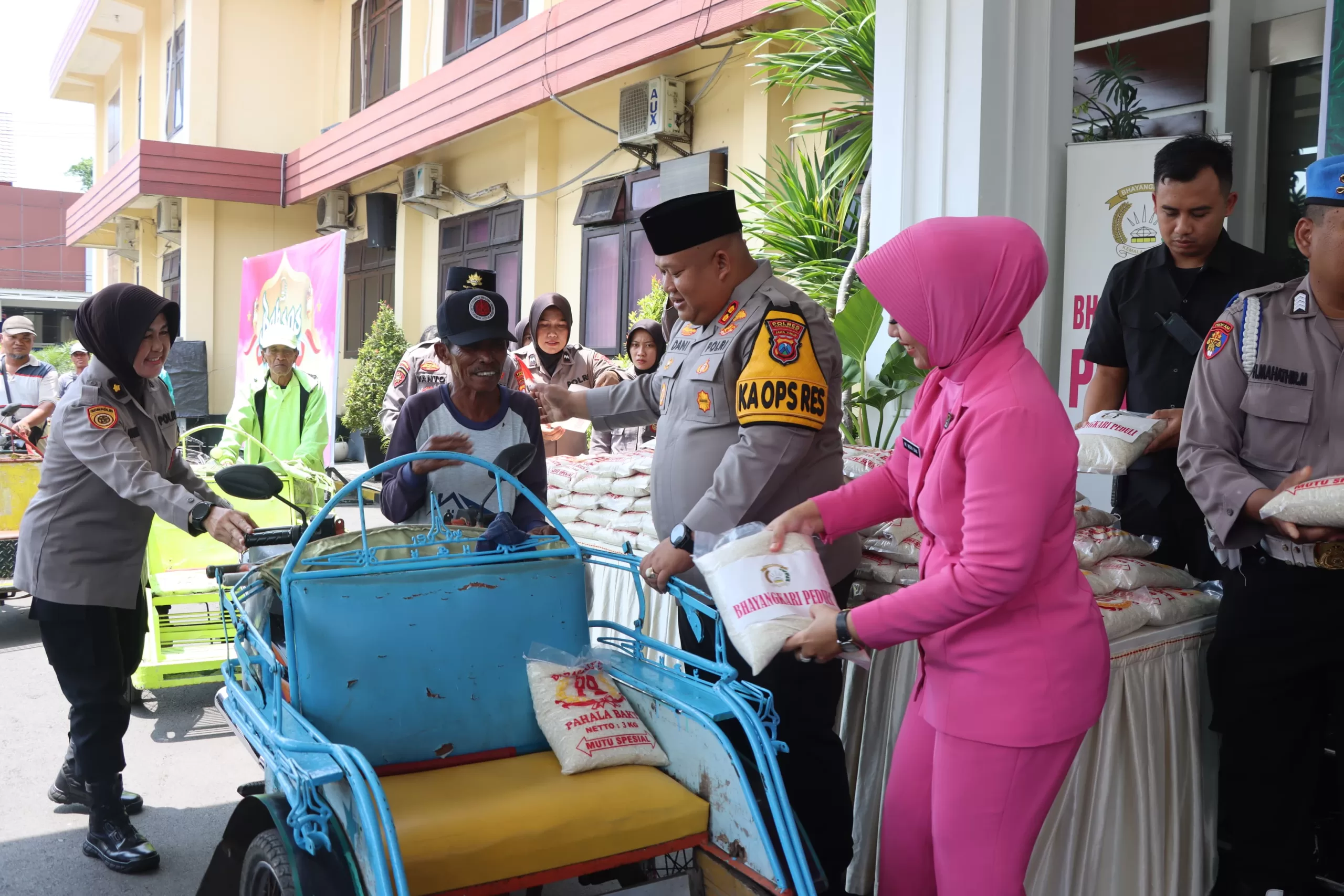 kapolres pasuruan bagikan zakat fitrah ke tukang becak