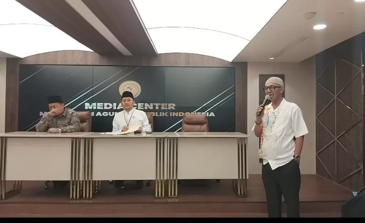 Ketua Forsimema, Syamsul Bahri (kanan) saat memberikan kata sambutannya dalam kegiatan acara Buka puasa bersama FORSIMEMA dengan Biro Hukum & Humas Mahkamah Agung (MA) RI yang digelar bertempat di ruang Media Center MA 