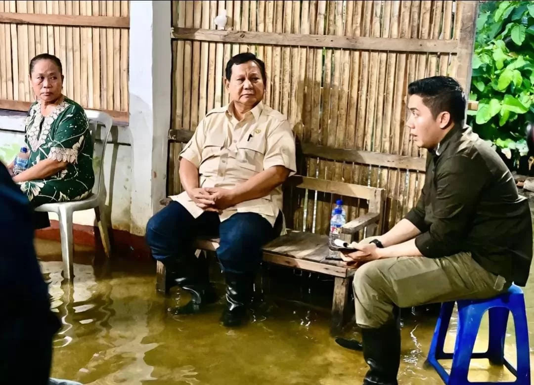 Presiden Prabowo Subianto saat mengunjungi korban banjir di Bunibakti, Babelan, Kabupaten Bekasi, Jawa Barat. (ist)
