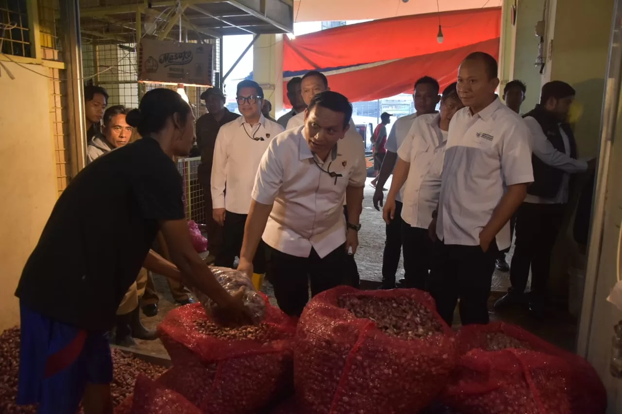 Satgas Pangan Polri saat sidak di Pasar Induk Cibitung. (ist/radarbekasi)
