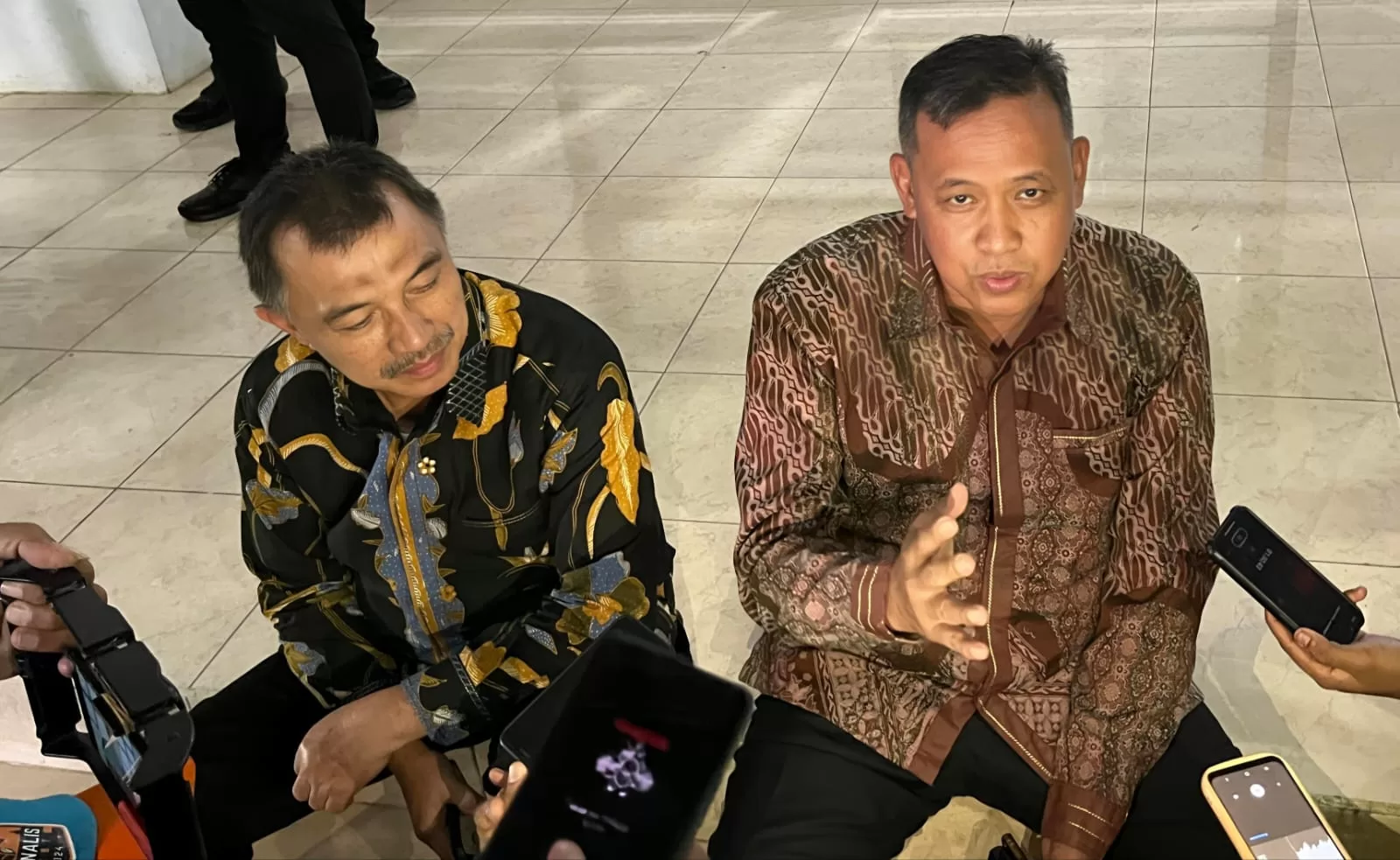 Tri Adhianto, saat memberikan keterangan kepada wartawan. (Ist)