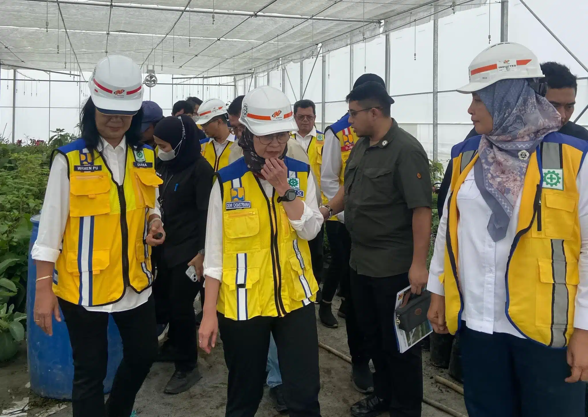 Wamen PU beserta rombongan meninjau langsung proyek Taman Sains Teknologi Herbal dan Hortikultura (TSTH2).