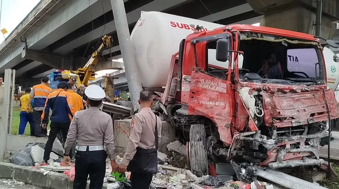 Anggota Kepolisian Saat mengevakuasi truk tangki. (Frm)
