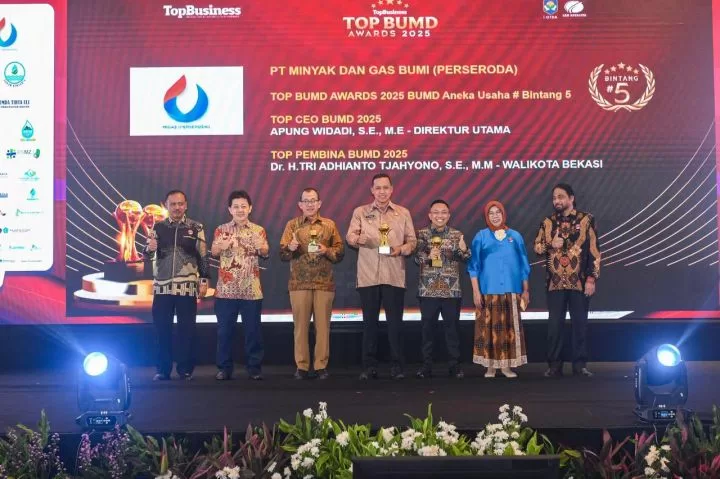 Wali Kota Bekasi dan Dirut PT Minyak dan Gas Bumi (Perseroda) saat memperoleh penghargaan. (Hms)