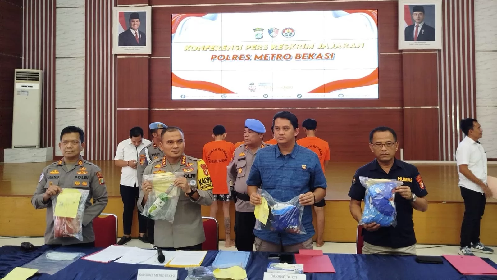 Kapolres Metro Bekasi saat menunjukkan barang bukti pemerkosaan
