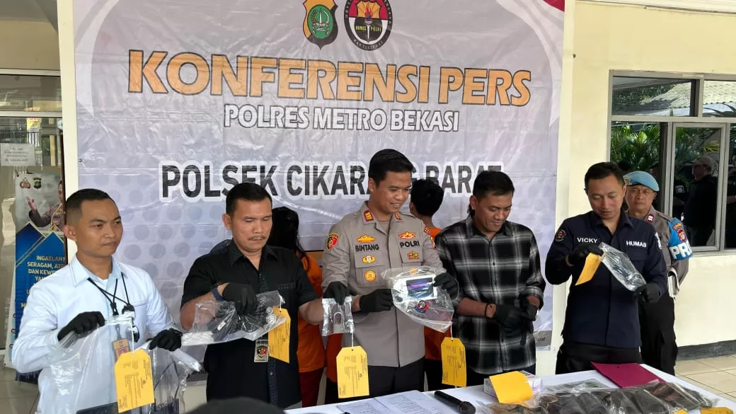 Kapolsek Cikarang Barat saat menunjukkan barang bukti.