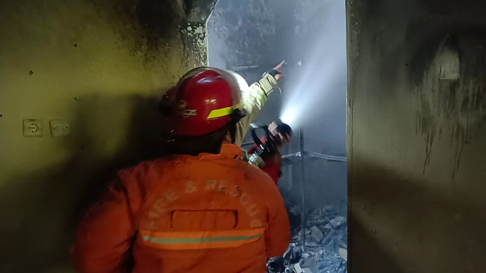 Tim Disdamkarmat Kota Bekasi, saat melakukan pemadaman api. (Ben)