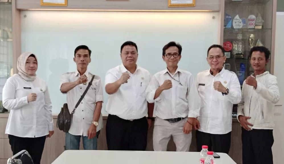 Ketua Panita HPN Bekasi Raya saat beraudiensi dengan Kadiskominfostandi. (Ist)