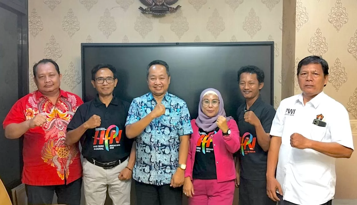Panitia HPN Bekasi Raya 2025 saat bersilaturahmi dengan Kadiskominfosantik Kabupaten Bekasi.